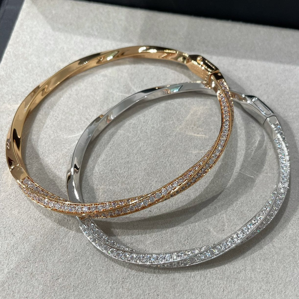 GRA SPIRAL DIAMOND PAVED BRACELET