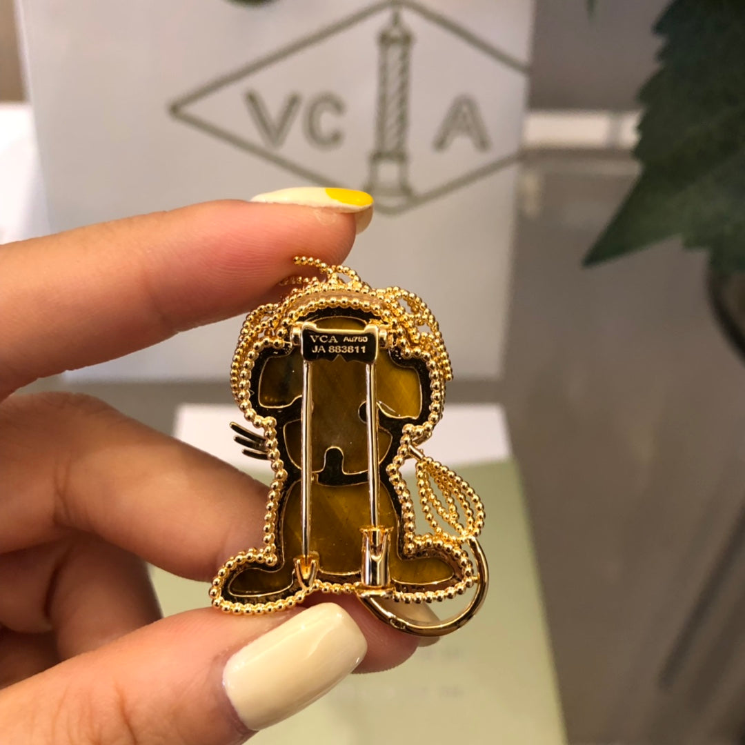 VCA Brooch 04