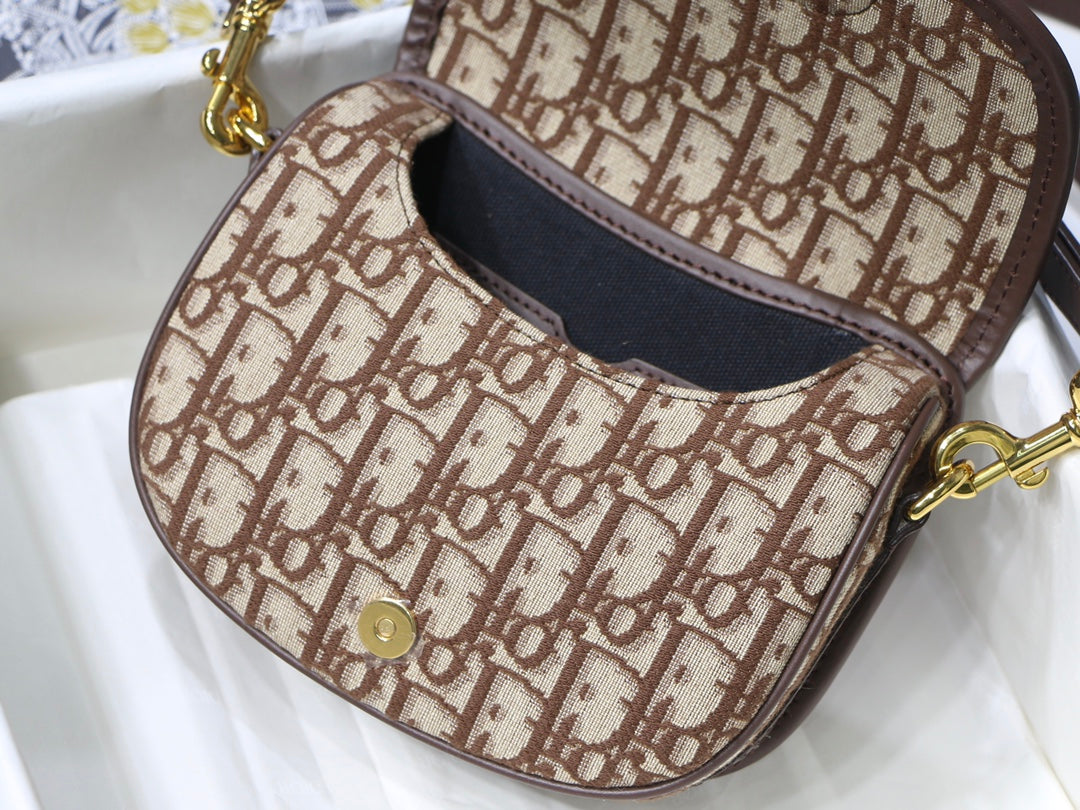 MEDIUM CD BOBBY 22CM CHOCOLATE OBLIQUE CANVAS GOLD HARDWARE