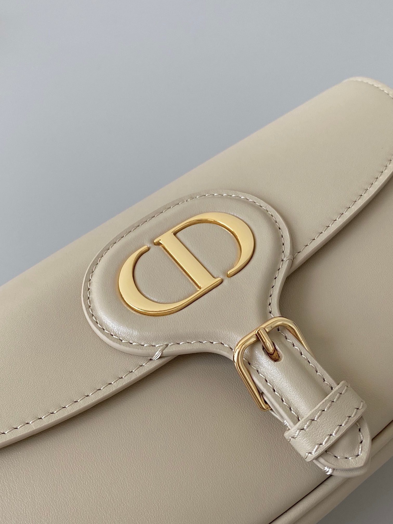 medium cd east west 22cm beige calfskin ghw