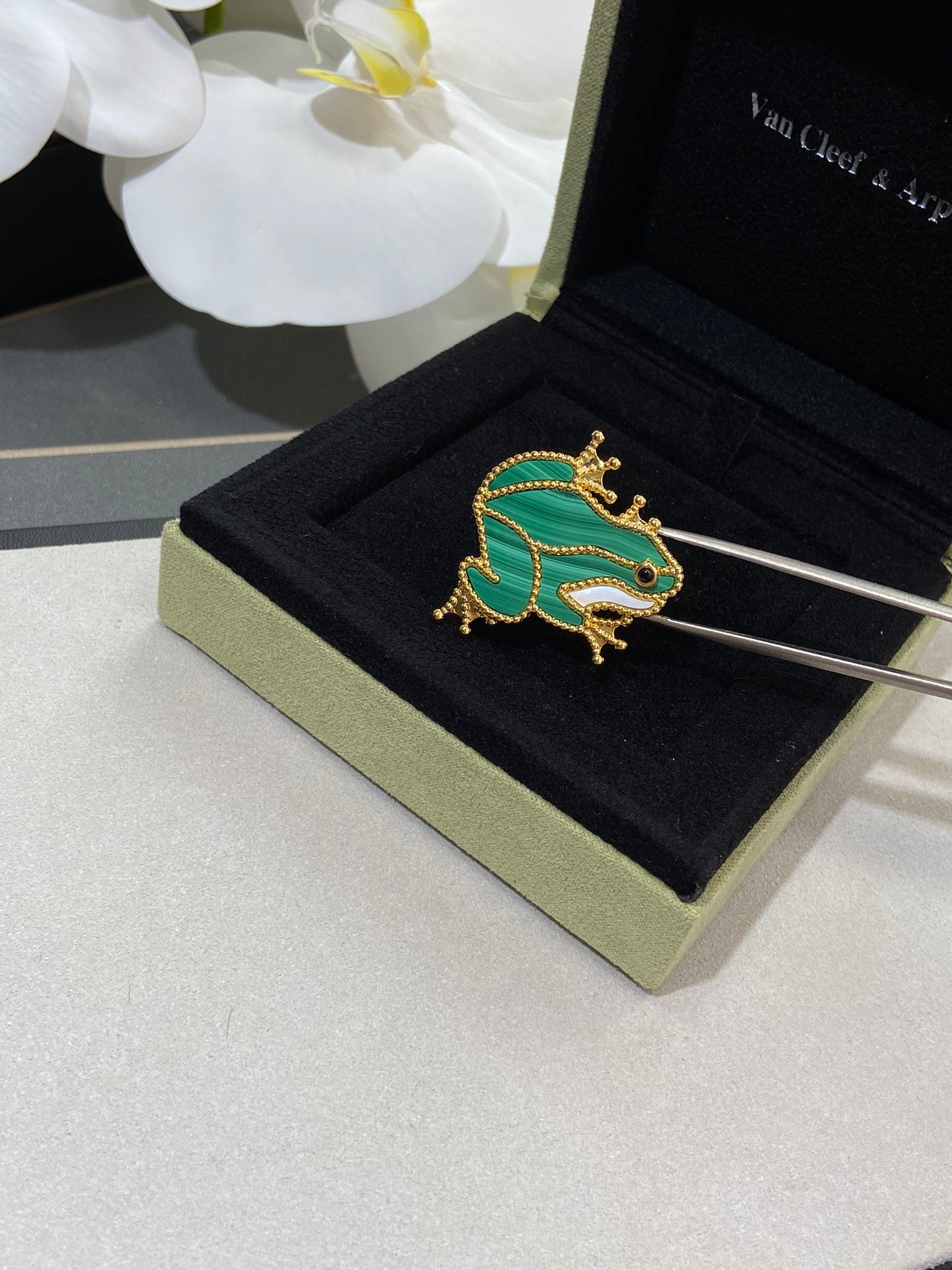 VCA Brooch 13