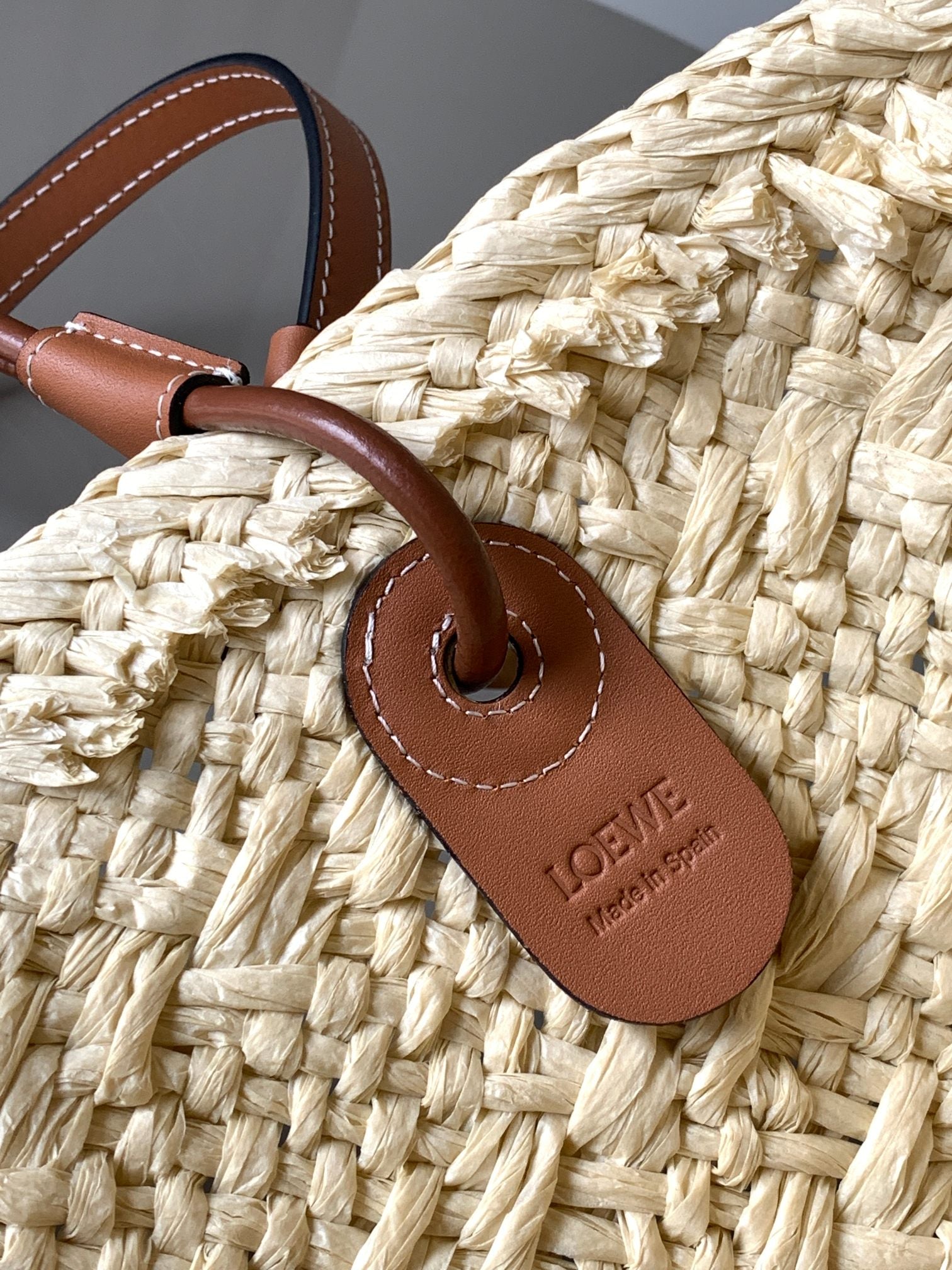 Medium anagram basket bag in iraca palm and calfskin