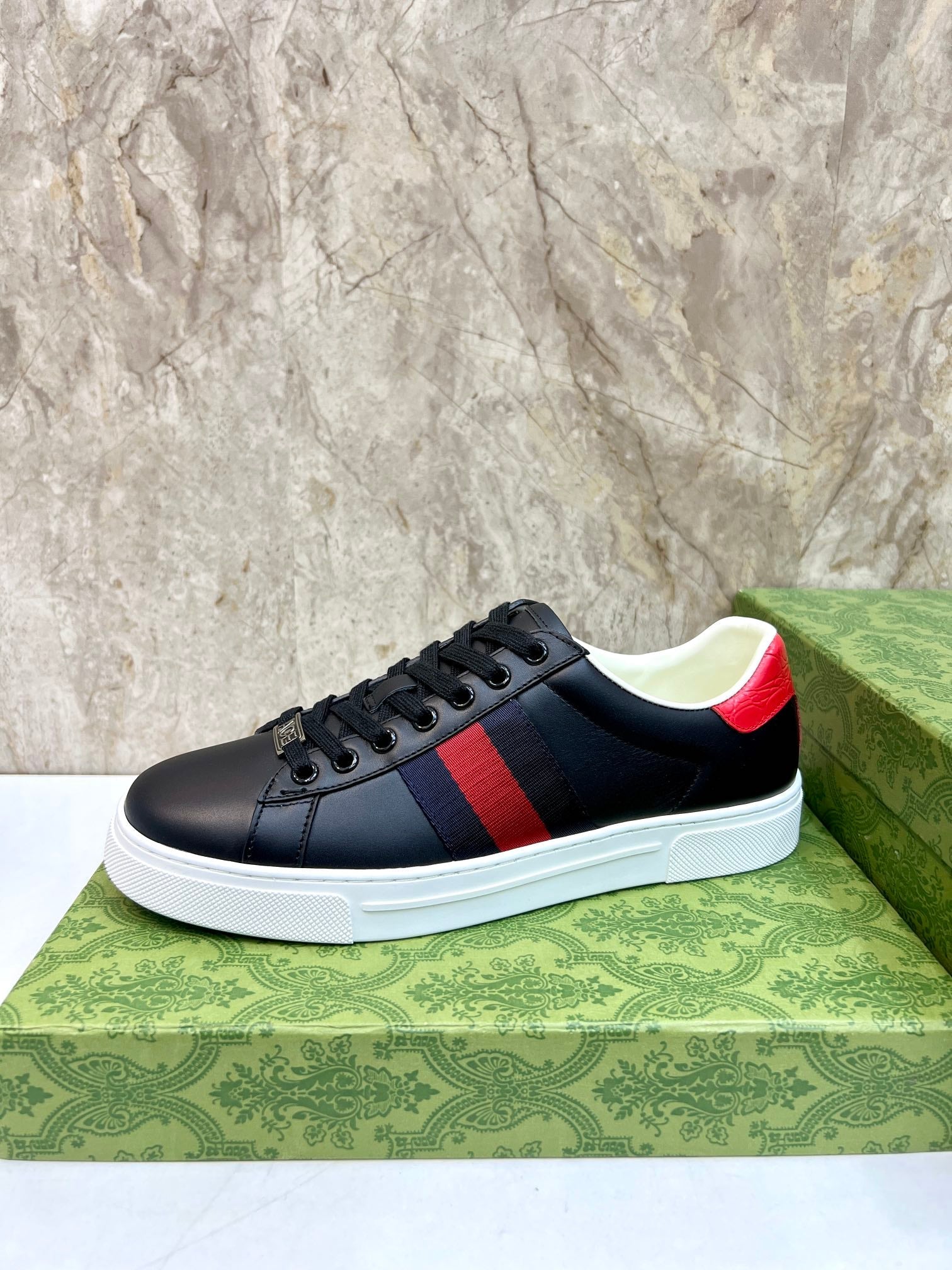 GG Men's ACE Sneaker Black Calfskin 525952