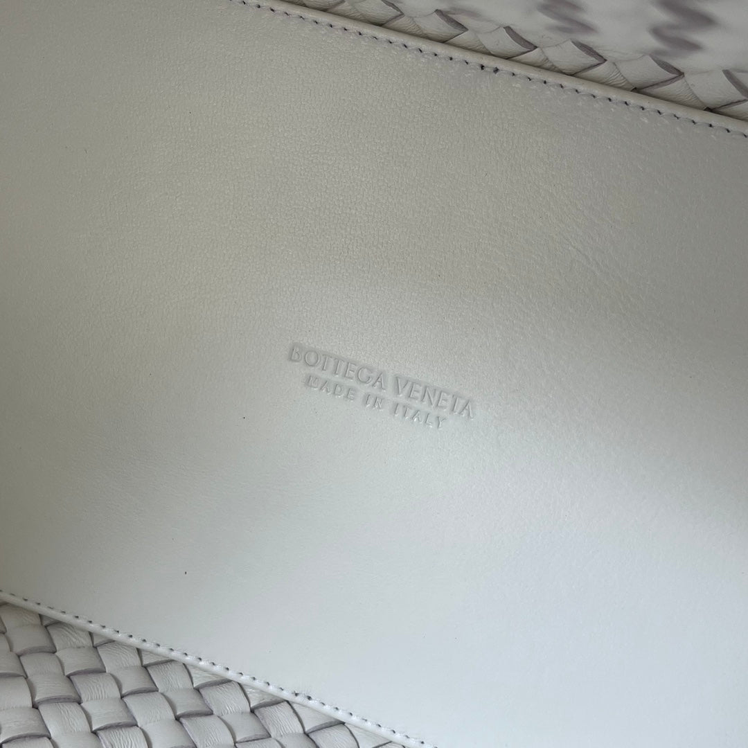 LARGE CABAT 51 IN WHITE LAMBSKIN