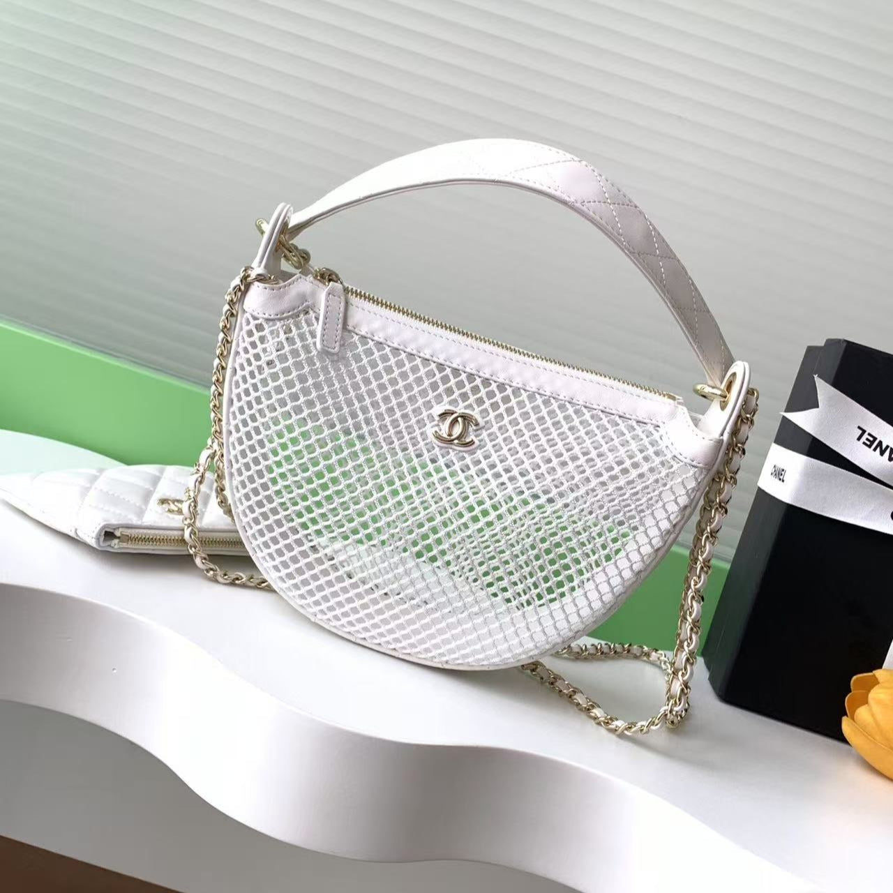 cc 25S White Clutch Bag With Chain