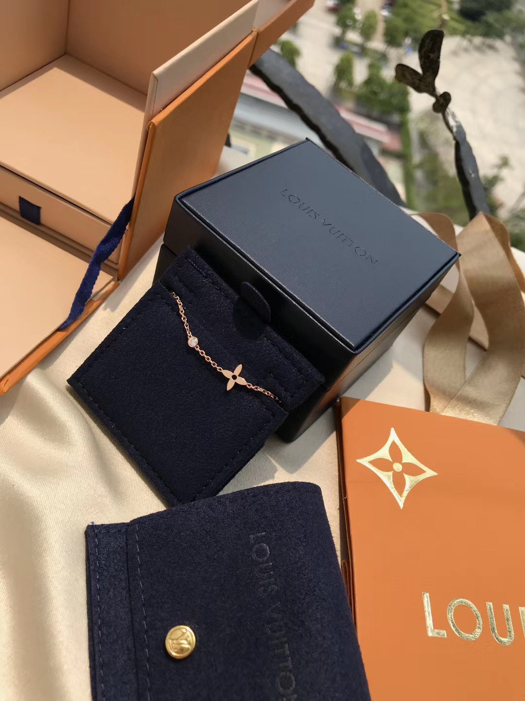 LV BLOSSOM SERIES SINGLE FLOWER DIAMOND COLLARBONE BRACELET