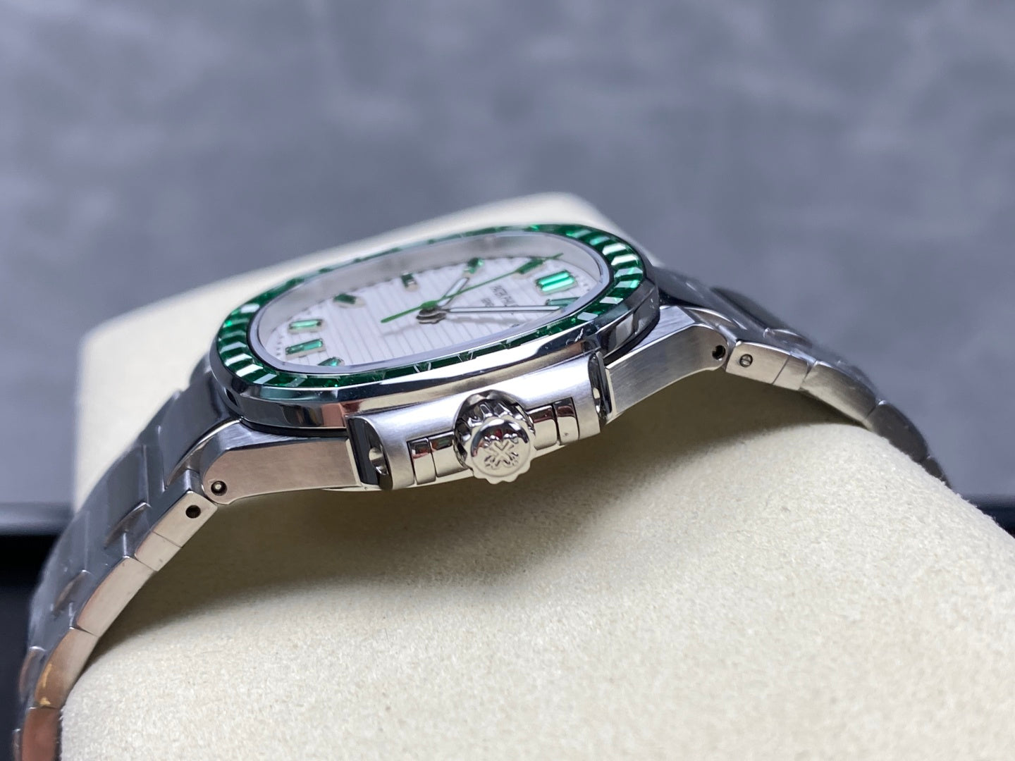 PATEK Nautilus 35.2mm Silver Green Diamond