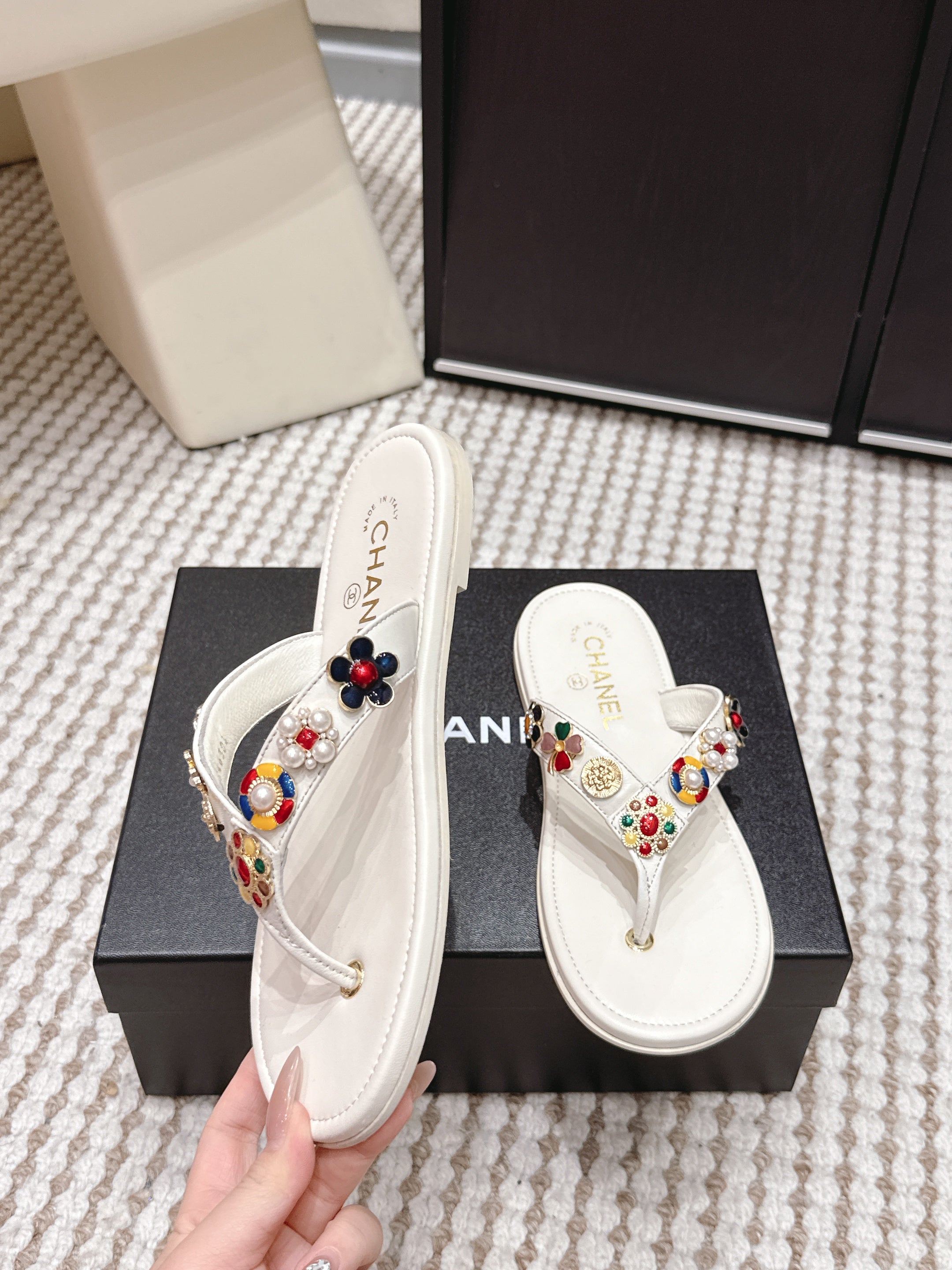 CC 26s Thong Sandals White Sheepskin Multicolor Charm 632363