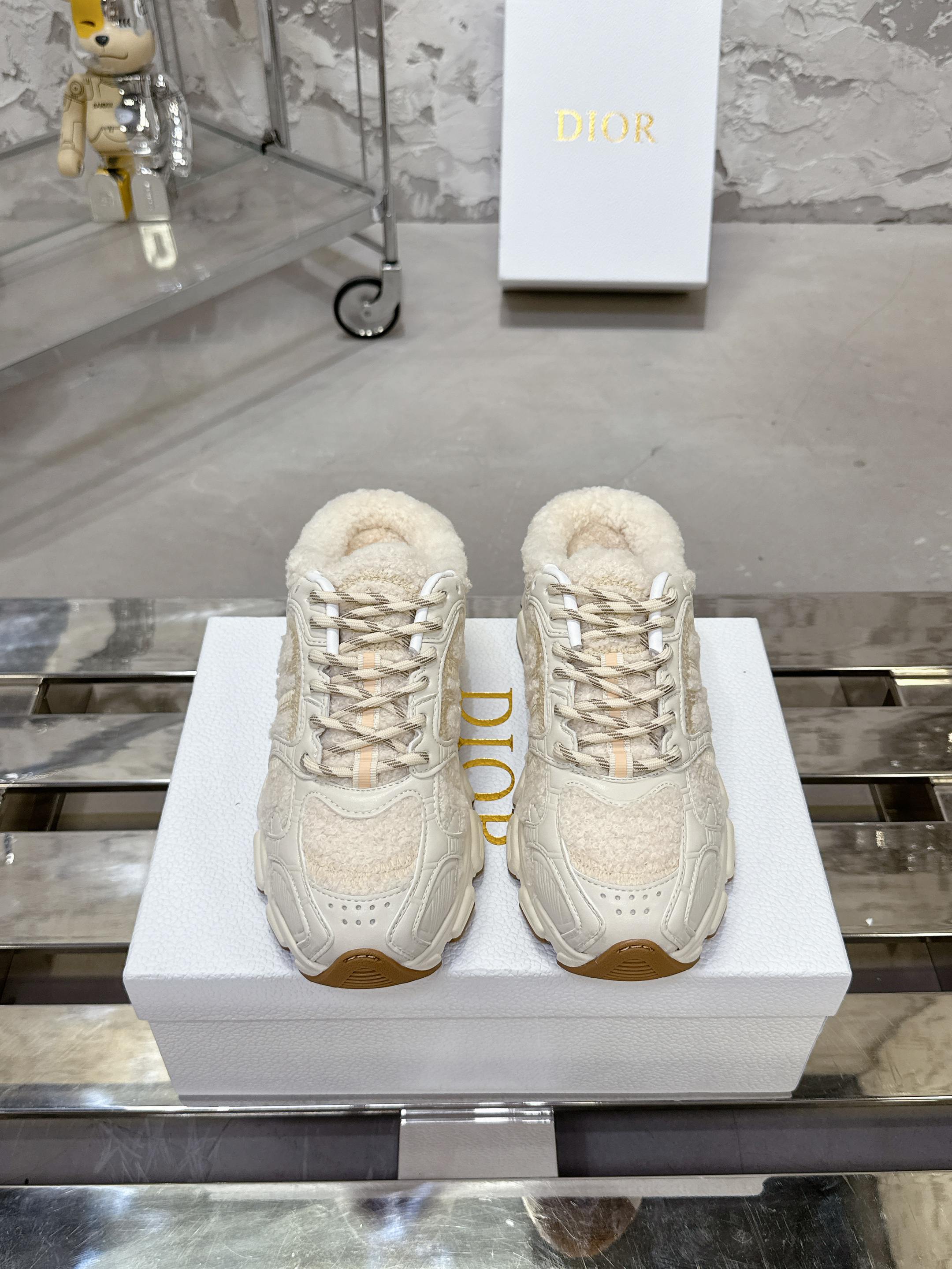 Dior 25 Chrono Sneakers Light Beige Fur Calfskin 530323