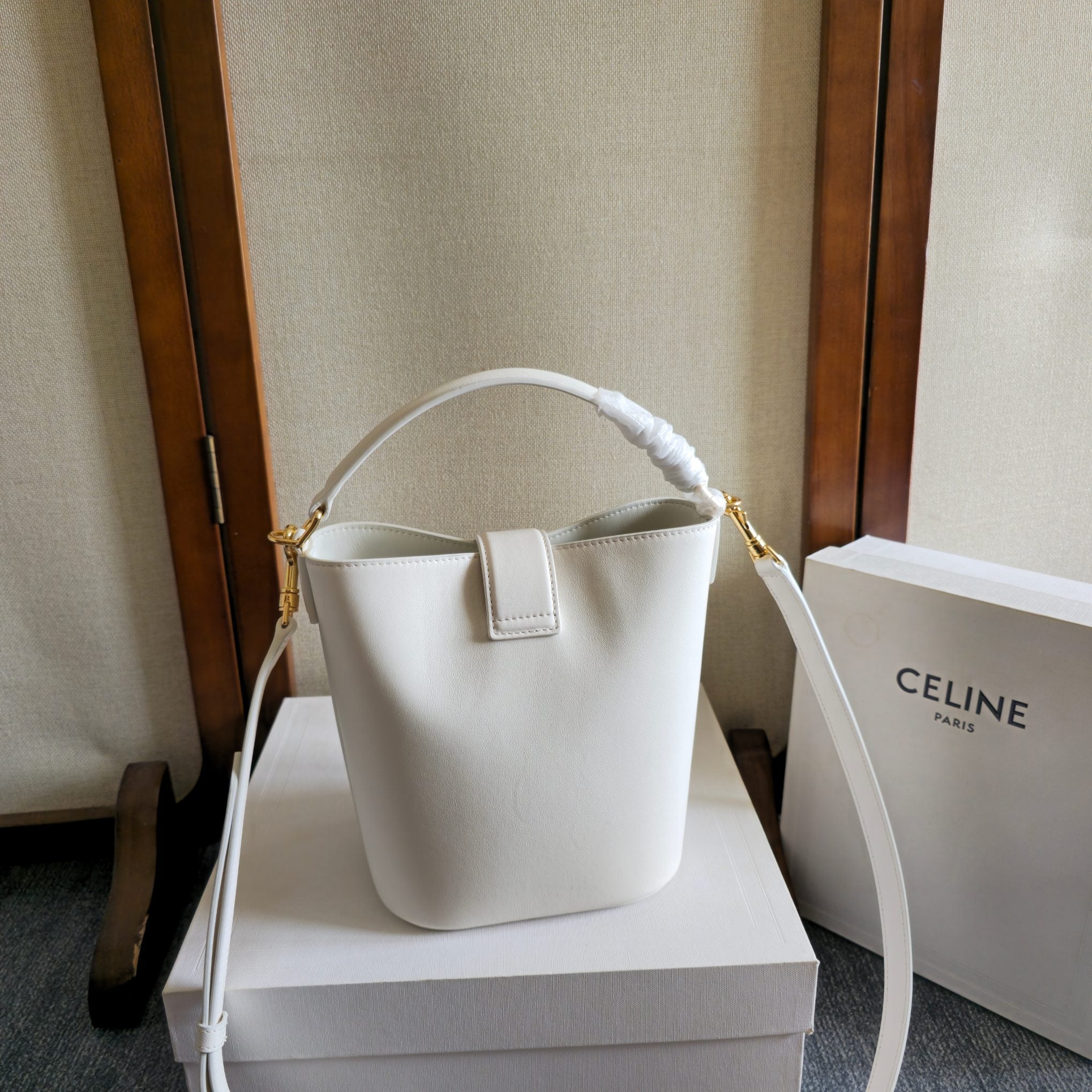 Celine 2025 Bucket Louise Bag 19cm White Calfskin 276312