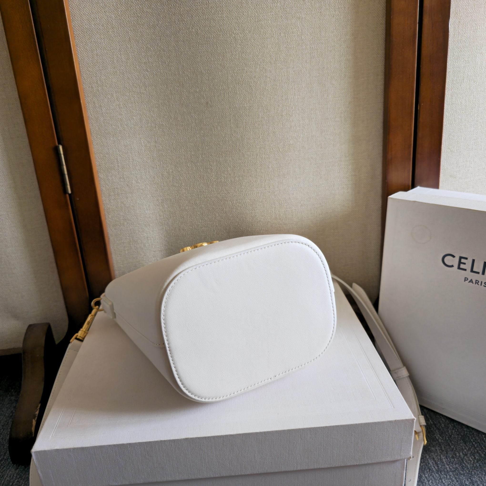 Celine 2025 Bucket Louise Bag 19cm White Calfskin 276312