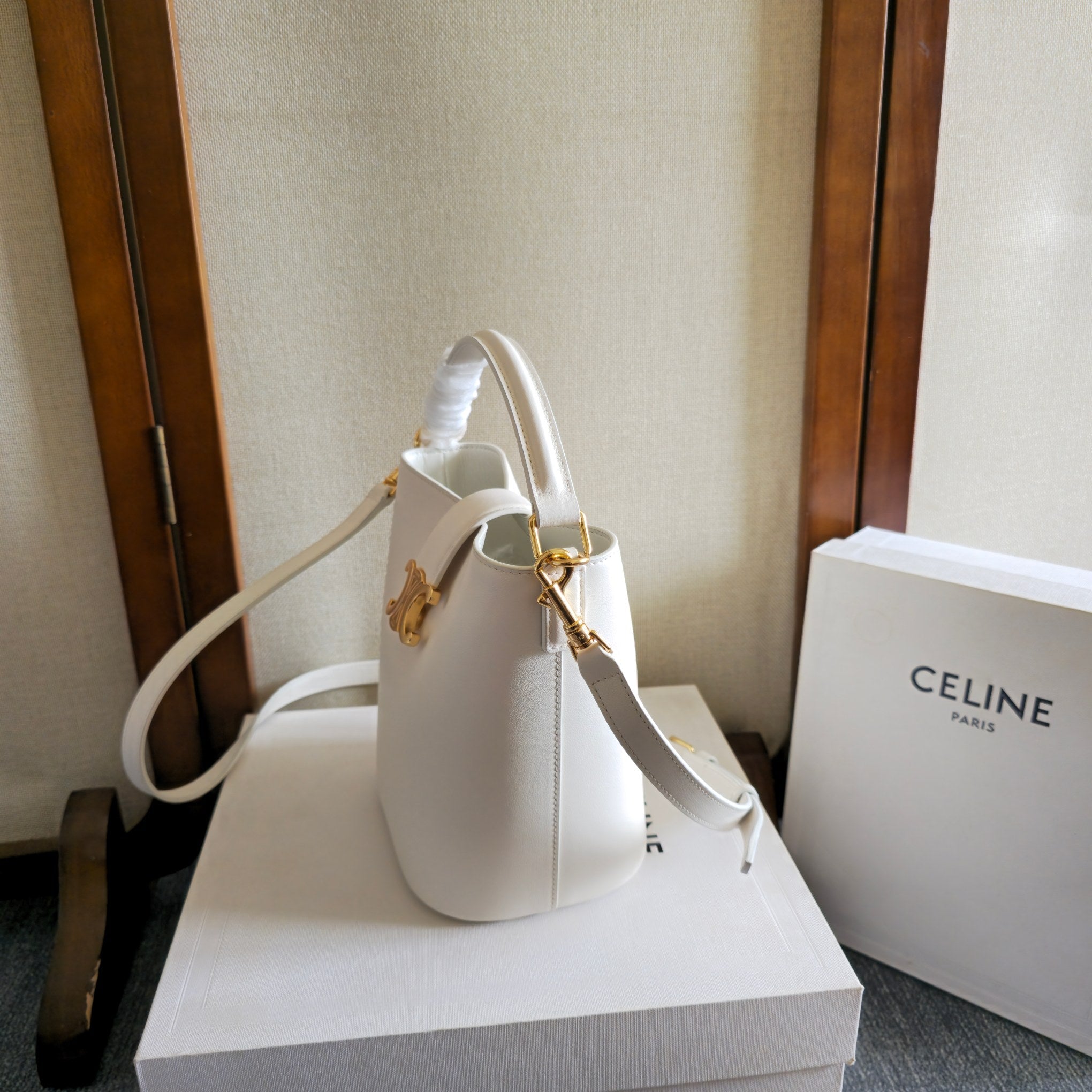 Celine 2025 Bucket Louise Bag 19cm White Calfskin 276312