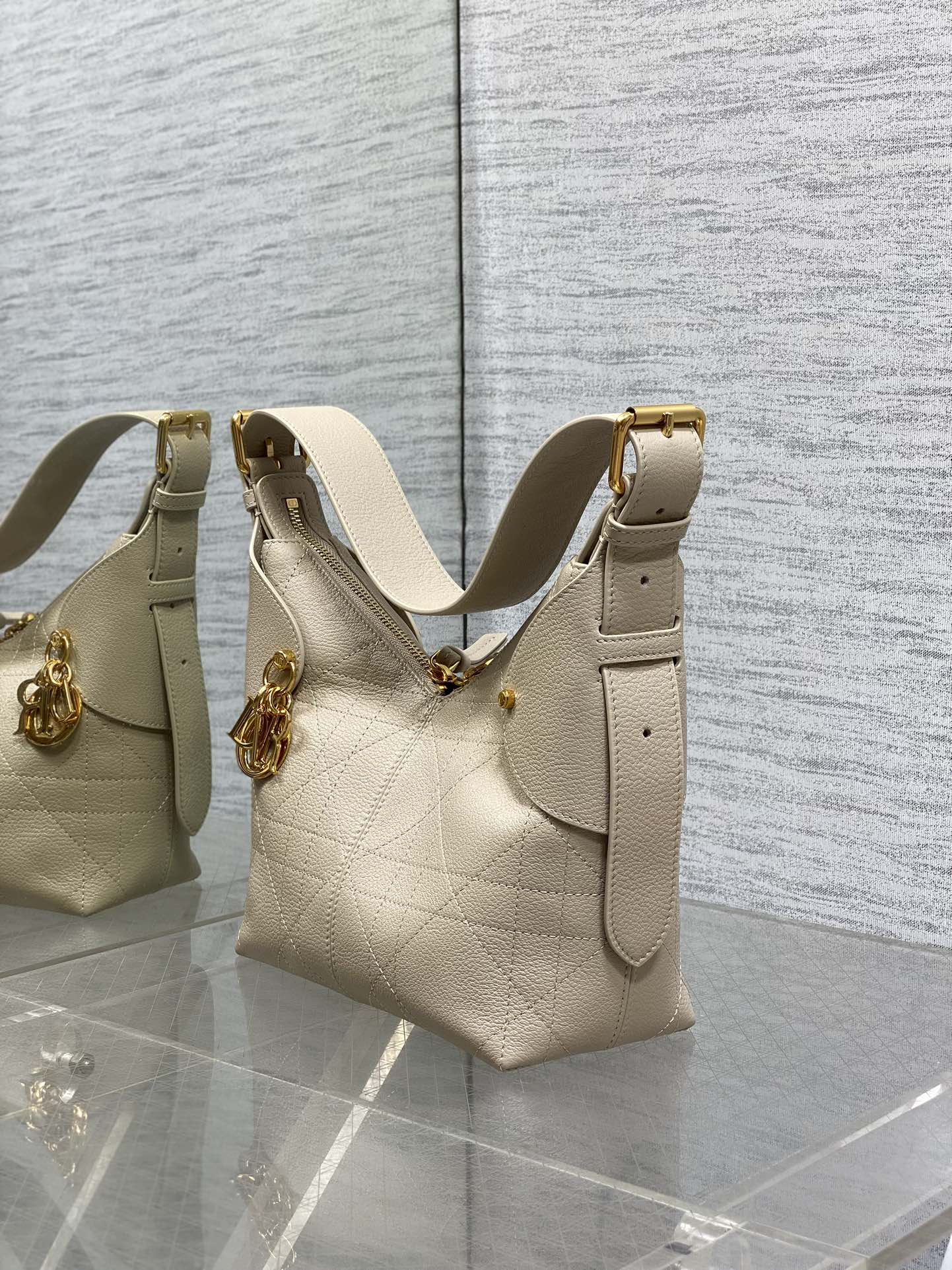 Dior 2025 Voyage Bag 23cm Powder Beige Grained Calfskin 267772