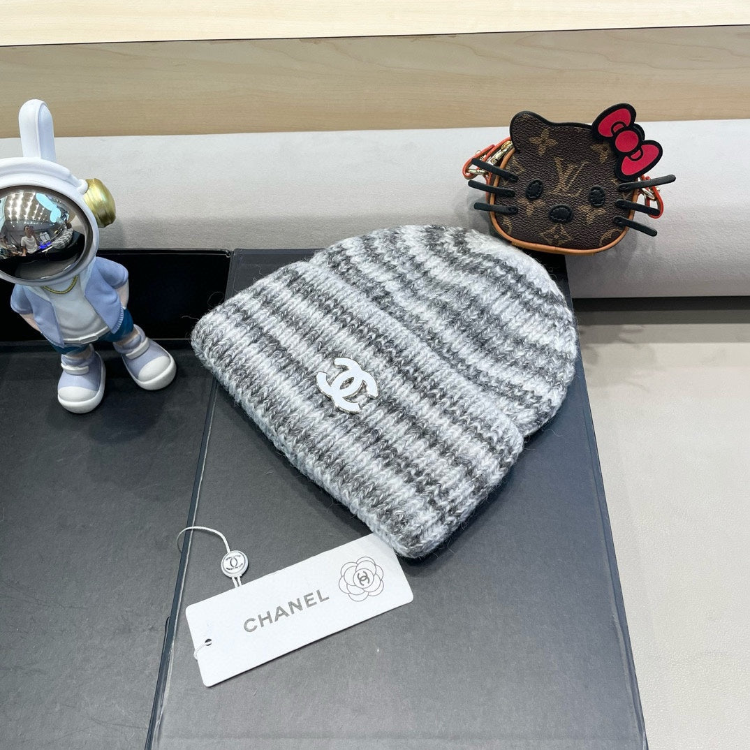 STRIPED KNITTED HAT IN LIGHT GRAY WOOL 424514