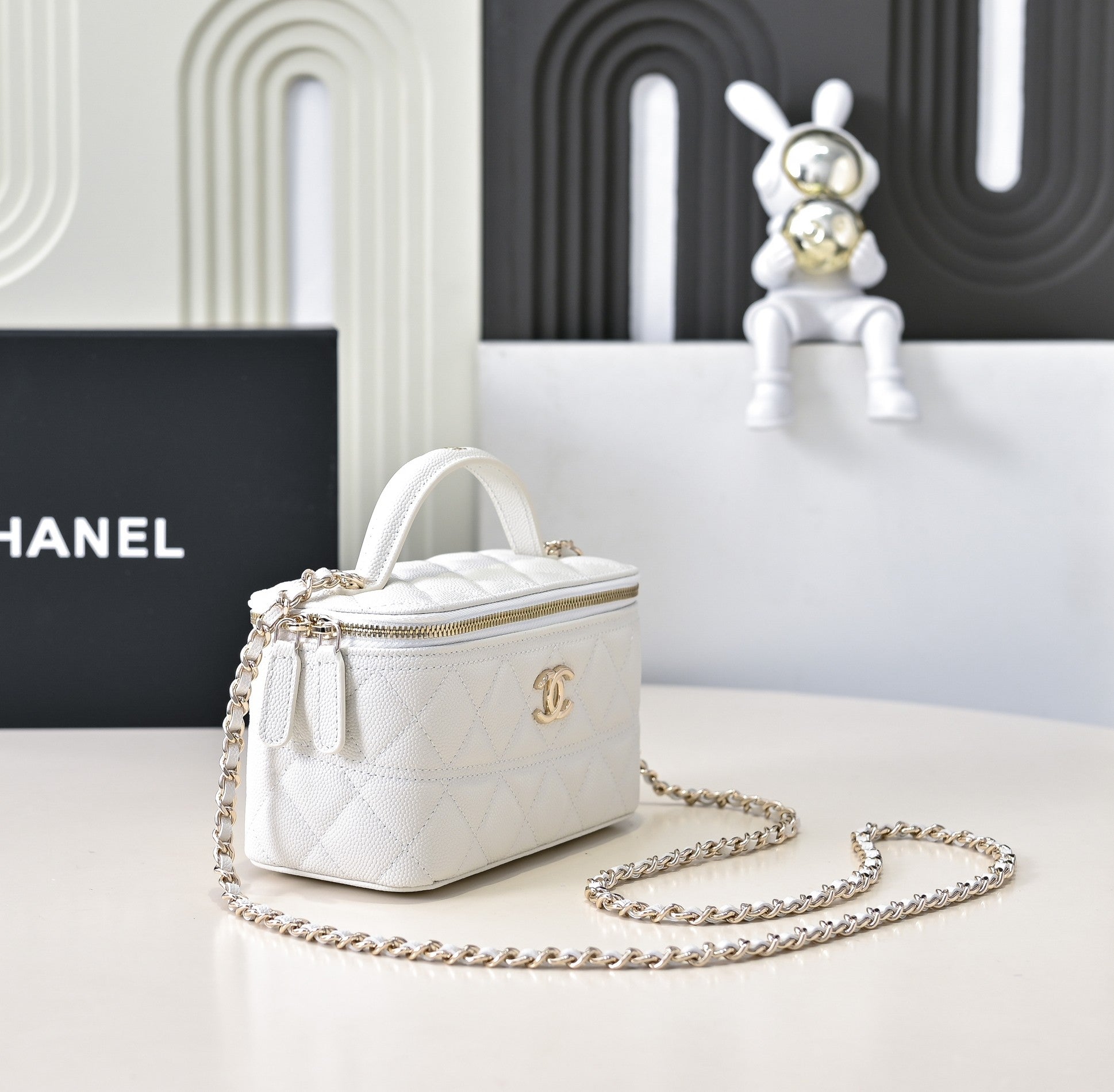 CC 25C Vanity Top Handle 17cm White Grained Calfskin Light Gold Hardware