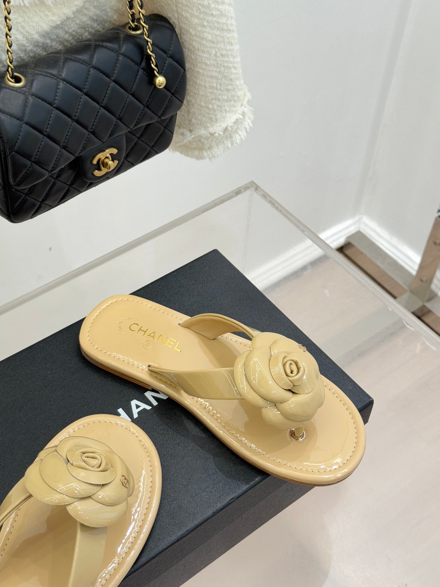 CC 26 Camellia Thong Sandal Beige Patent Leather 609991