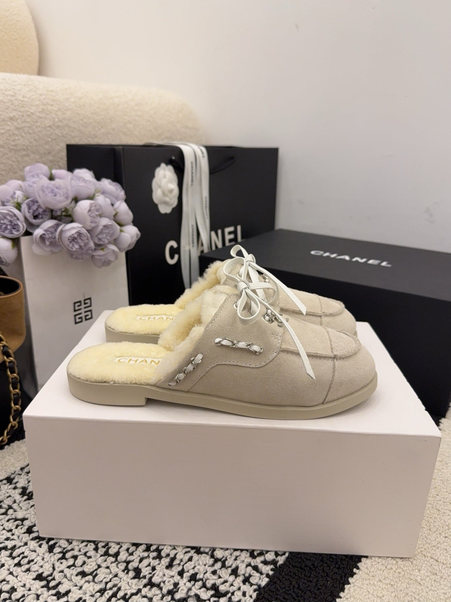 CC 26 Shearling Slip-on Loafer Beige White Suede Wool 588715