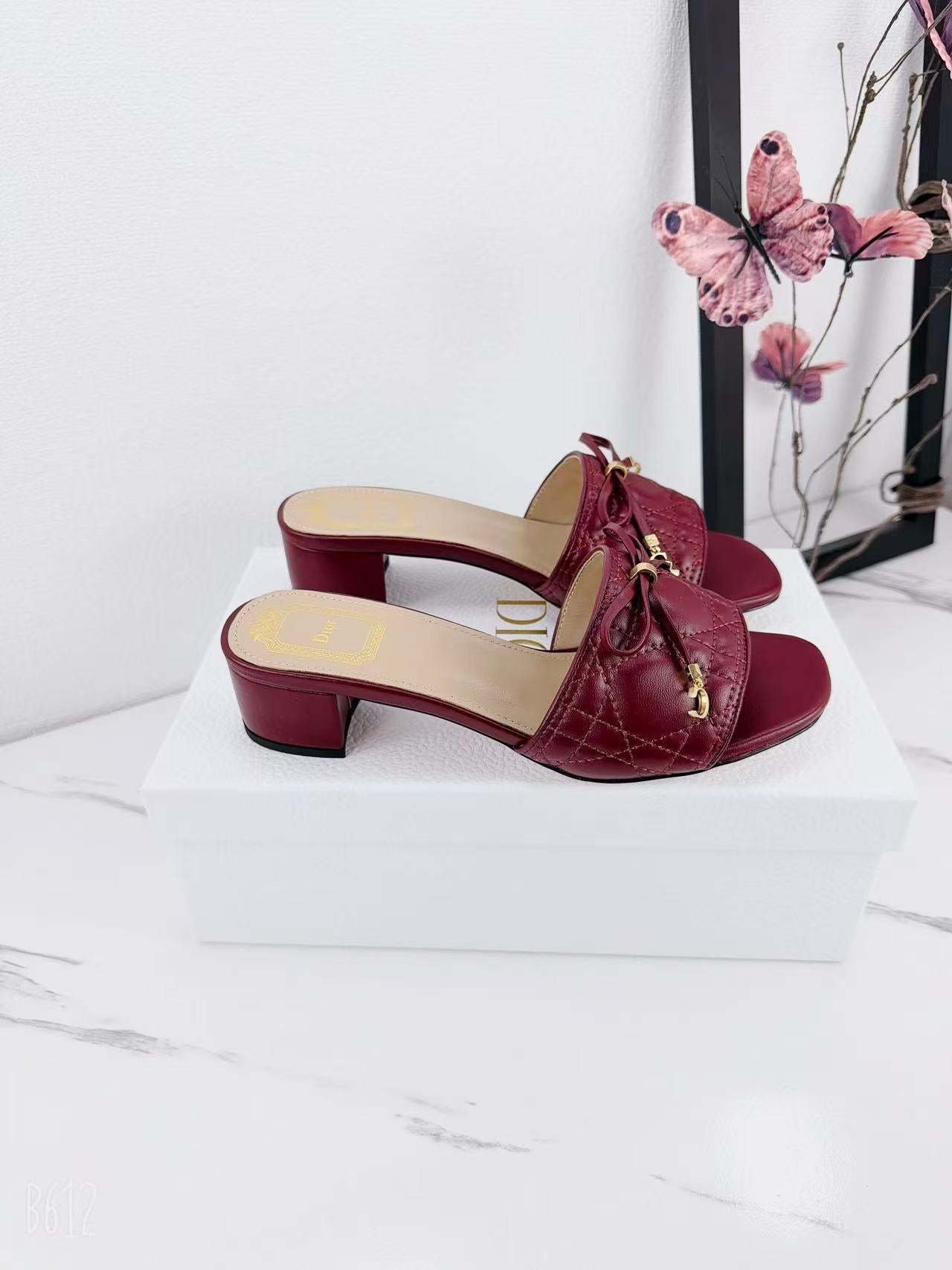 CD 26s Slippers Burgundy Beige Cowhide 681590