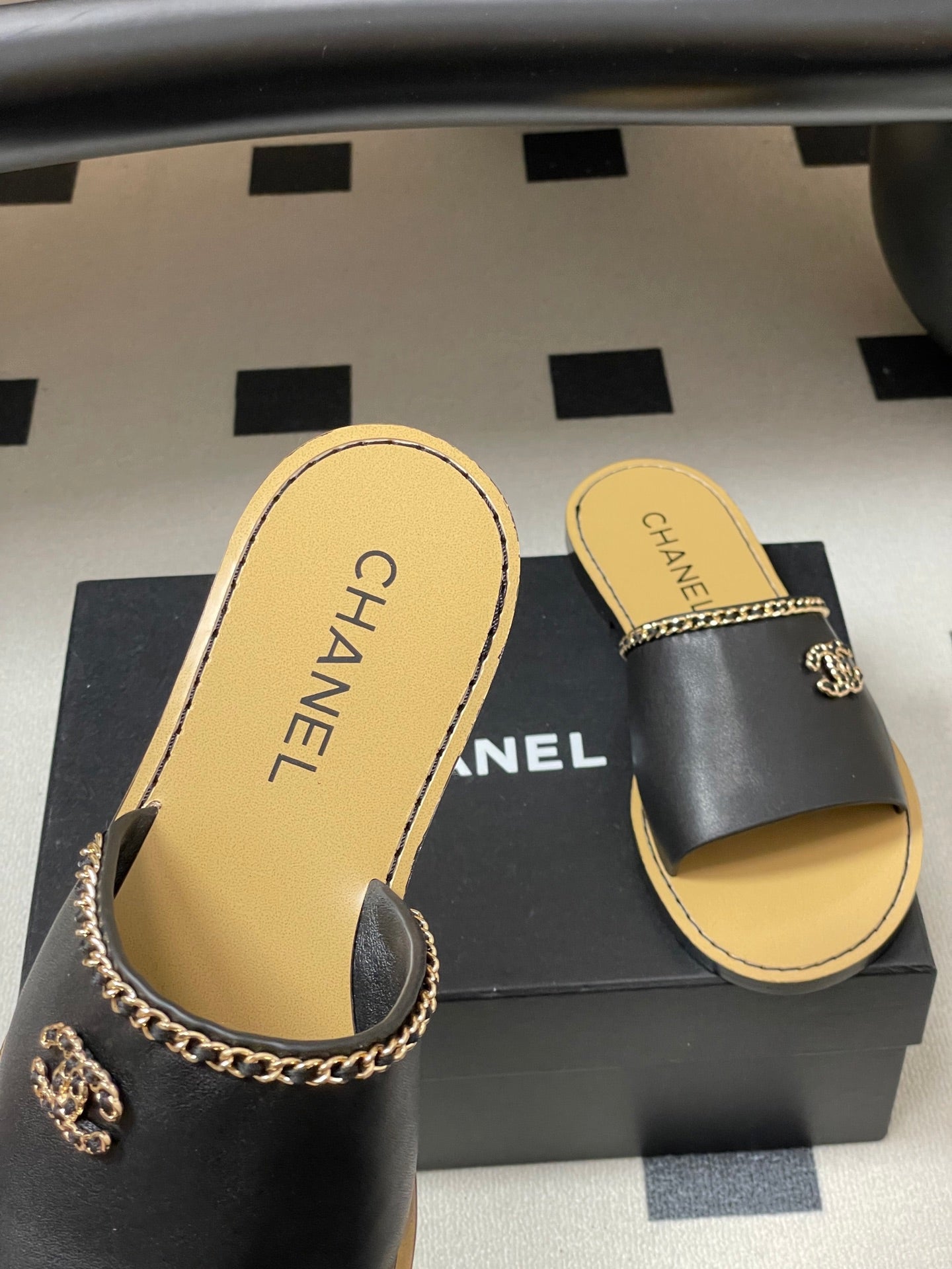 CC 26 Flat Sandal Black Beige Sheepskin 593300