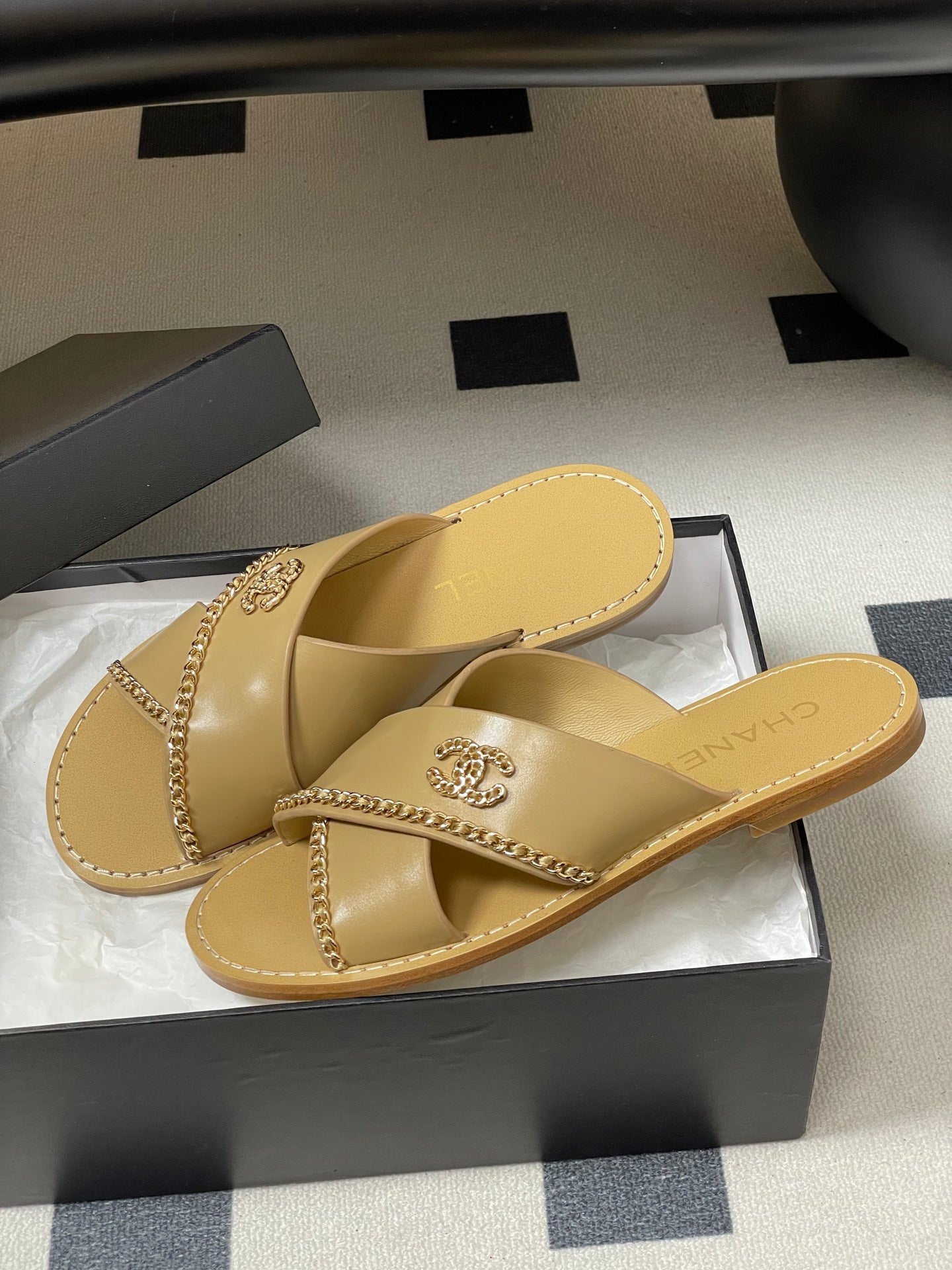 CC 26 Criss-cross Strap Slipper Beige Sheepskin 593302