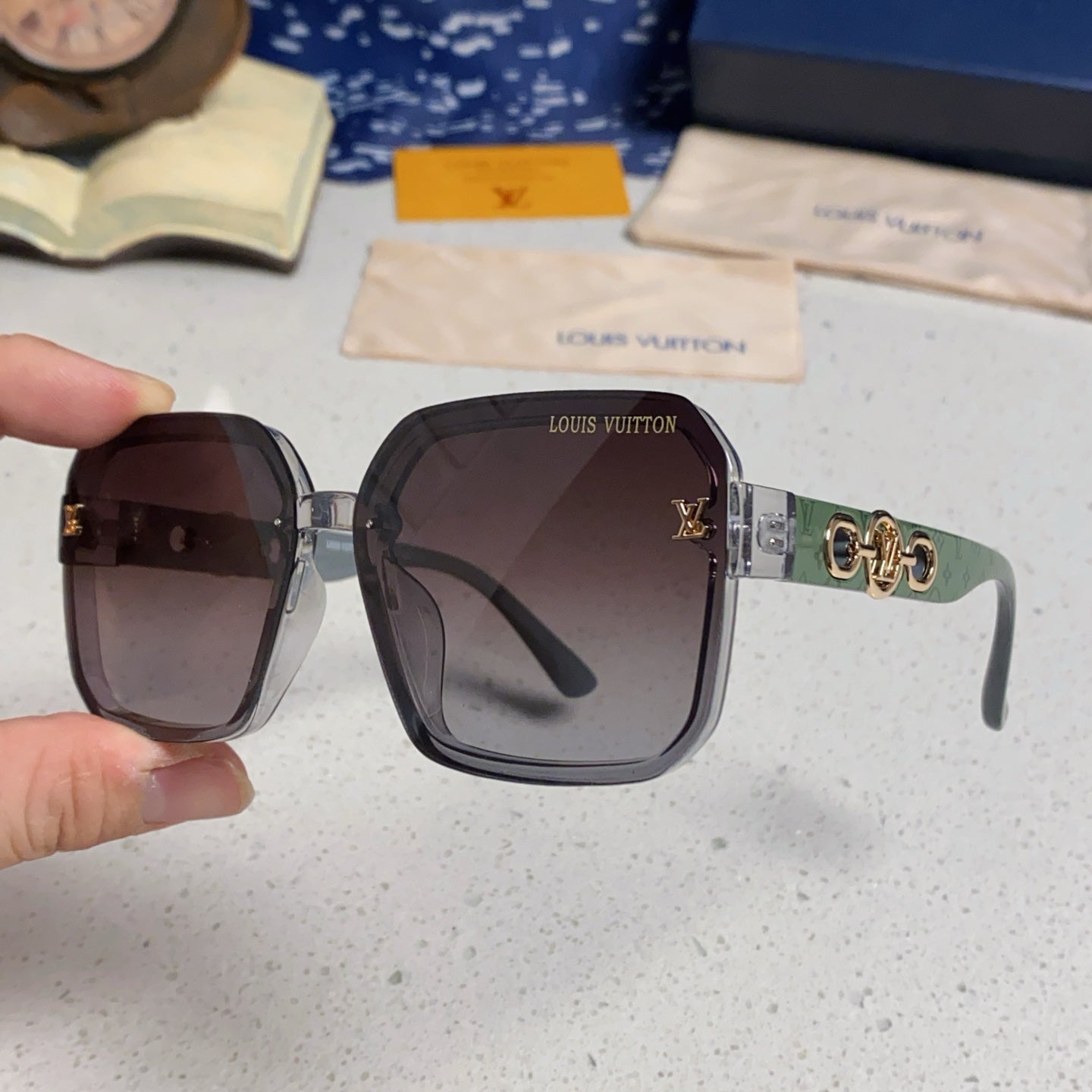 SQUARE SUNGLASSES 573318 IN GREEN ACETATE GREY SMOKE LENS