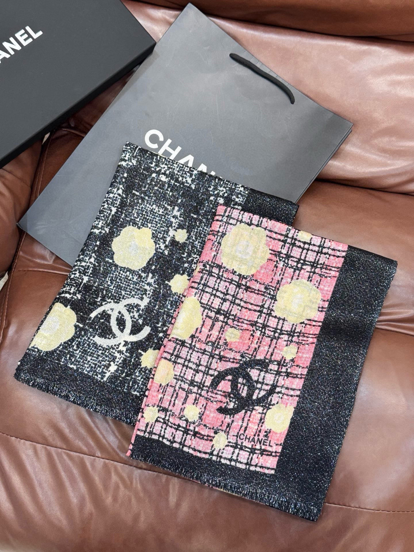 CC 25 Camellia Scarf 110cm Black Pink Cashmere 293163