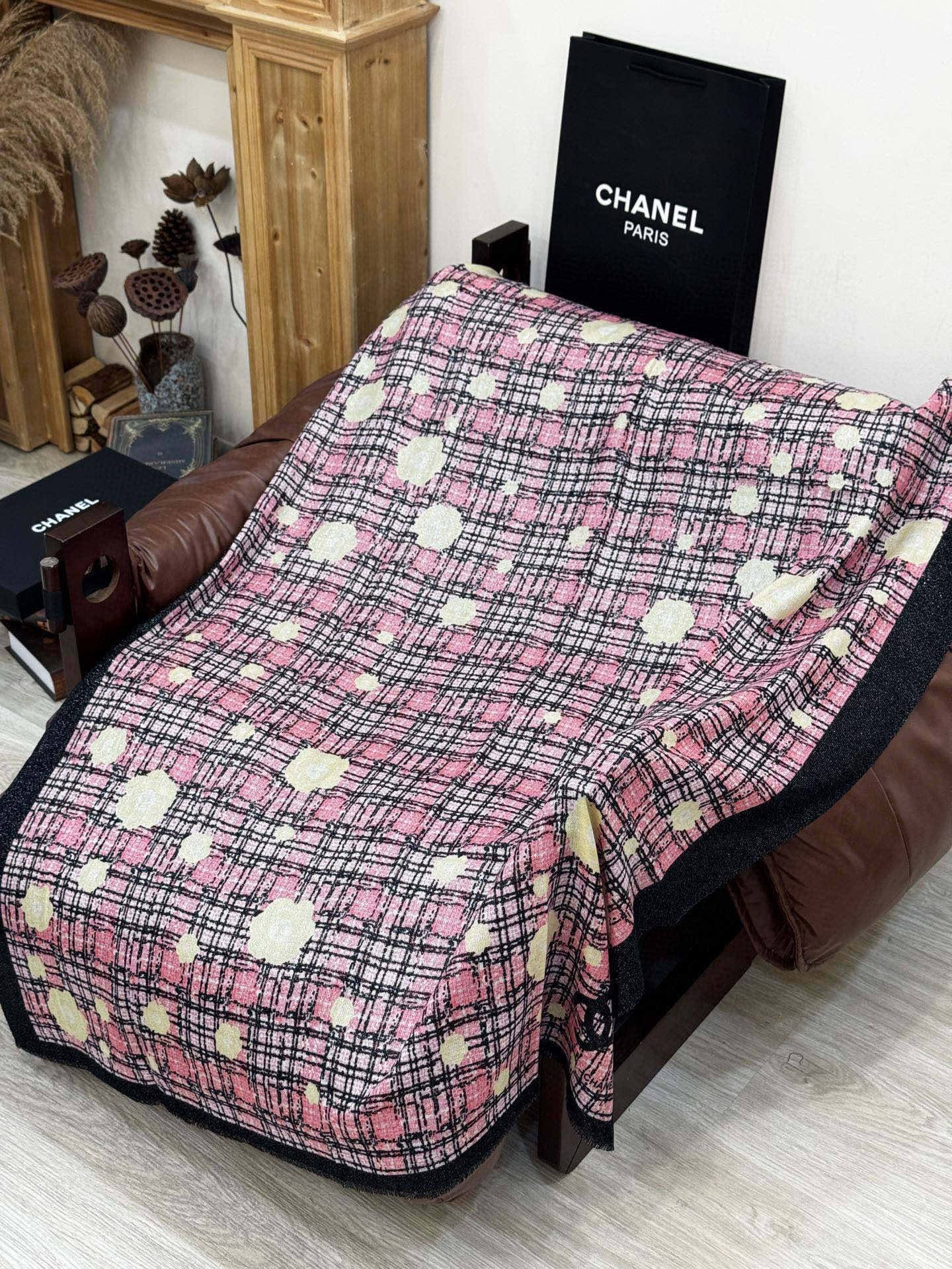 CC 25 Camellia Scarf 110cm Black Pink Cashmere 293163