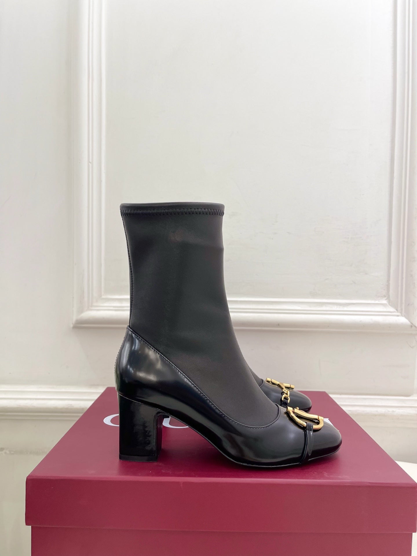 GG half-D chain buckle ankle boots black sheepskin 536056