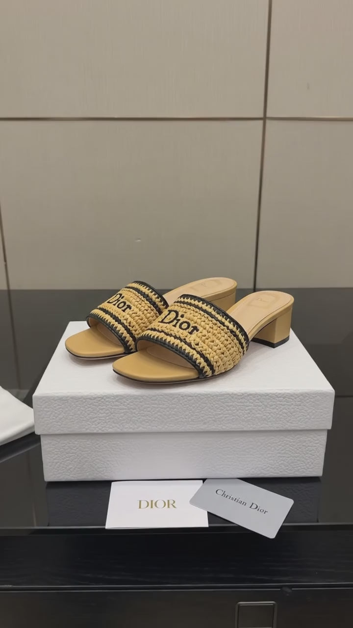 Load video: Dior 2026 Diorivera woven slide crocheted raffia